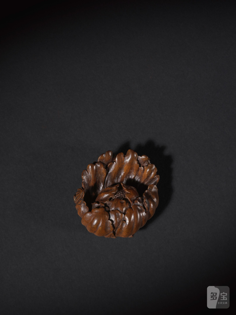 木彫根付 牡丹 銘「寶一」 19世紀後期 | NETSUKE EN BOIS REPRÉSENTANT UNE PIVOINE SOUFFLÉE PAR LE VENT - 图3